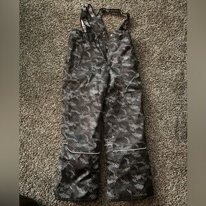 Boys size 14 snow pants.  Great condition and very gently used.